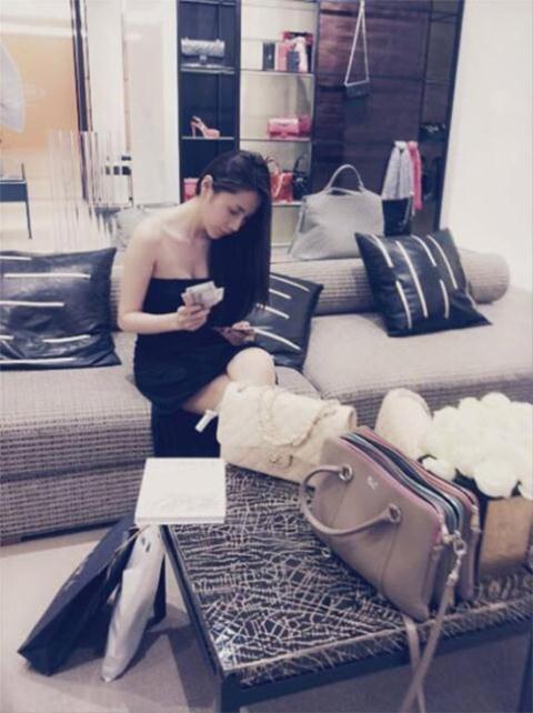 Cuộc sống đắp đầy hàng hiệu của sao Việt sau khi lấy chồng đại gia 17 Cuộc sống đắp đầy hàng hiệu của sao Việt sau khi lấy chồng đại gia 17