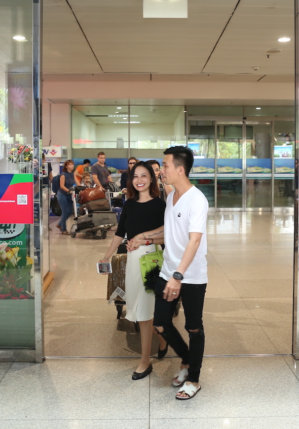 Đại gia Minh “Nhựa” lái dàn siêu xe Land Rover ra sân bay đón vợ 2