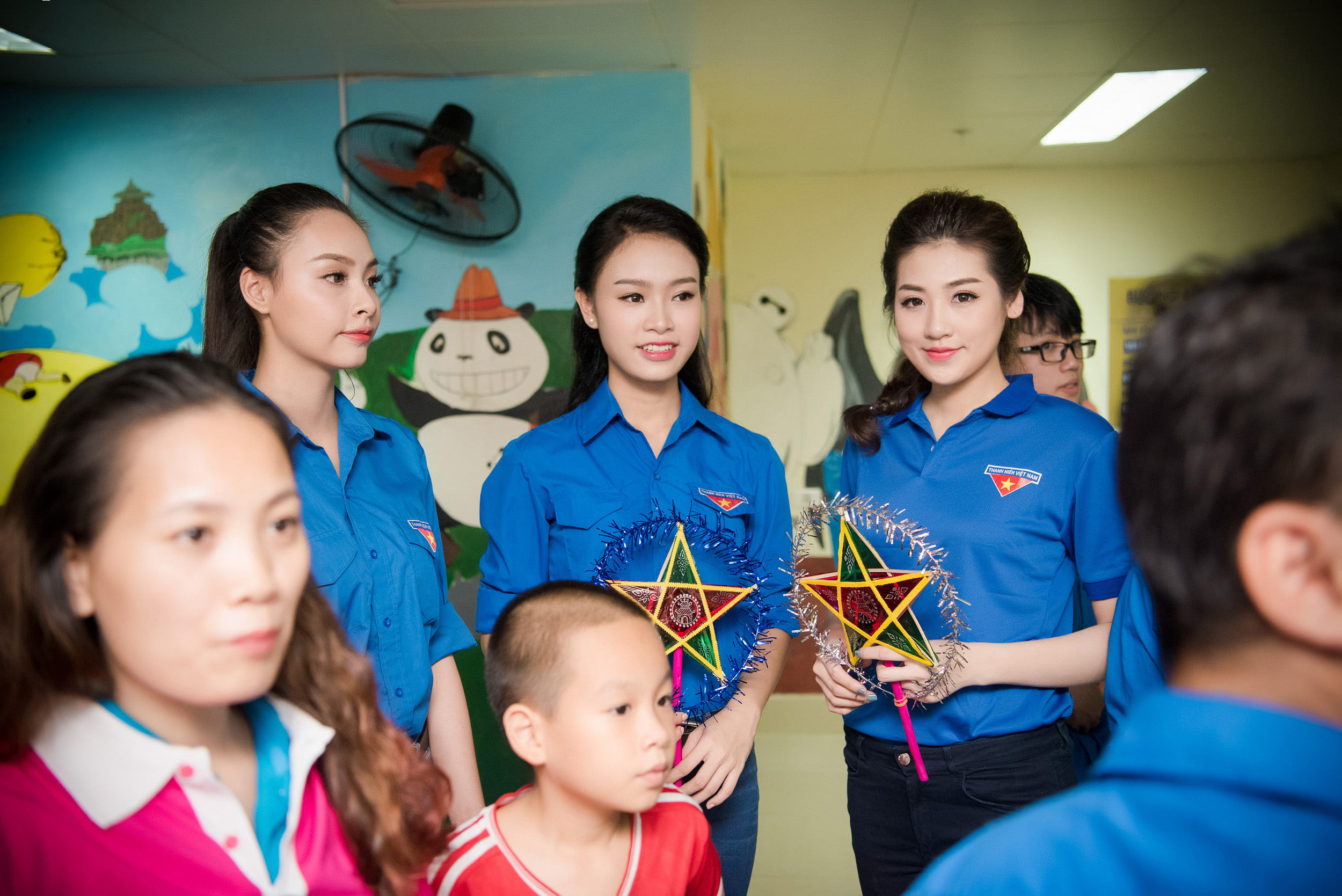 Người đẹp học giỏi nhất HHVN giản dị đi từ thiện cùng đàn chị 2 Người đẹp học giỏi nhất HHVN giản dị đi từ thiện cùng đàn chị 2