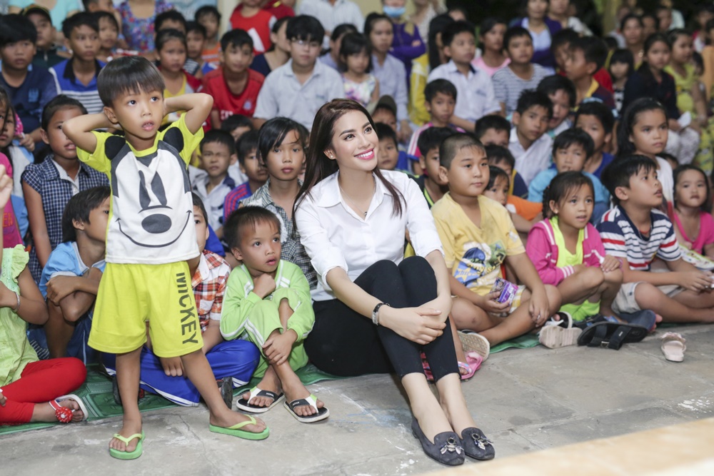 Phạm Hương trao quà cho người già, trẻ em đêm trung thu 8 Phạm Hương trao quà cho người già, trẻ em đêm trung thu 8