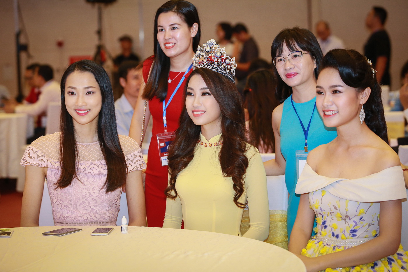 Hoa hậu Mỹ Linh tỏa sáng trong tà áo dài vàng tại sự kiện 9 Hoa hậu Mỹ Linh tỏa sáng trong tà áo dài vàng tại sự kiện 9