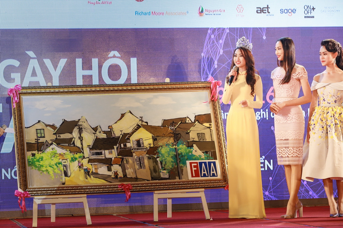 Hoa hậu Mỹ Linh tỏa sáng trong tà áo dài vàng tại sự kiện 4 Hoa hậu Mỹ Linh tỏa sáng trong tà áo dài vàng tại sự kiện 4