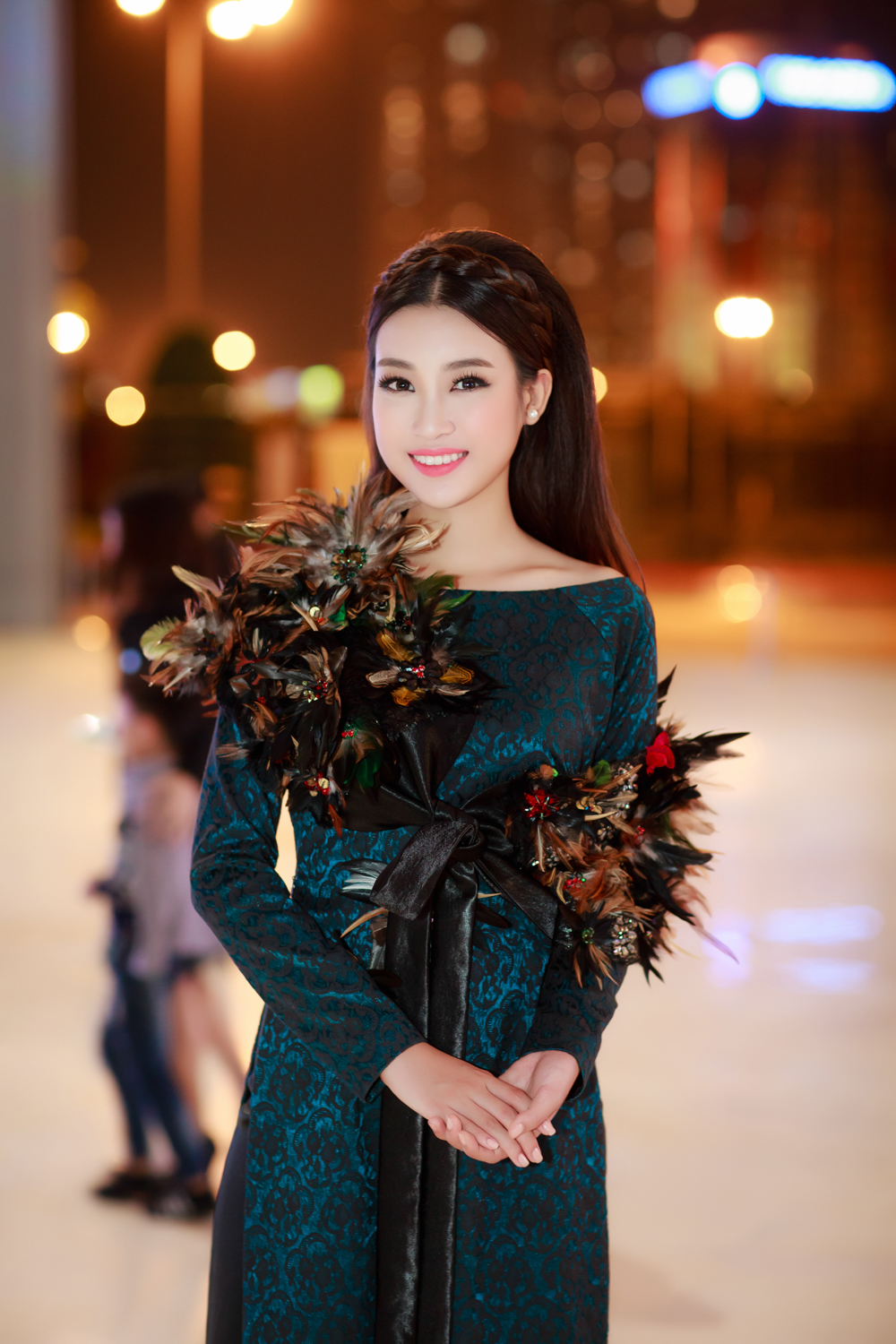 Hoa hậu Mỹ Linh, Á hậu Thanh Tú hoá Tấm - Cám trên thảm đỏ thời trang 6