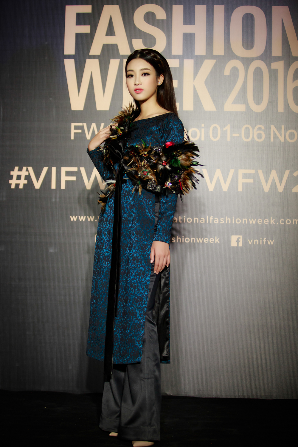 Hoa hậu Mỹ Linh, Á hậu Thanh Tú hoá Tấm - Cám trên thảm đỏ thời trang 9