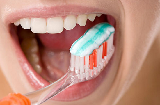 Sử dụng kem đánh răng làm trắng răng đúng cách