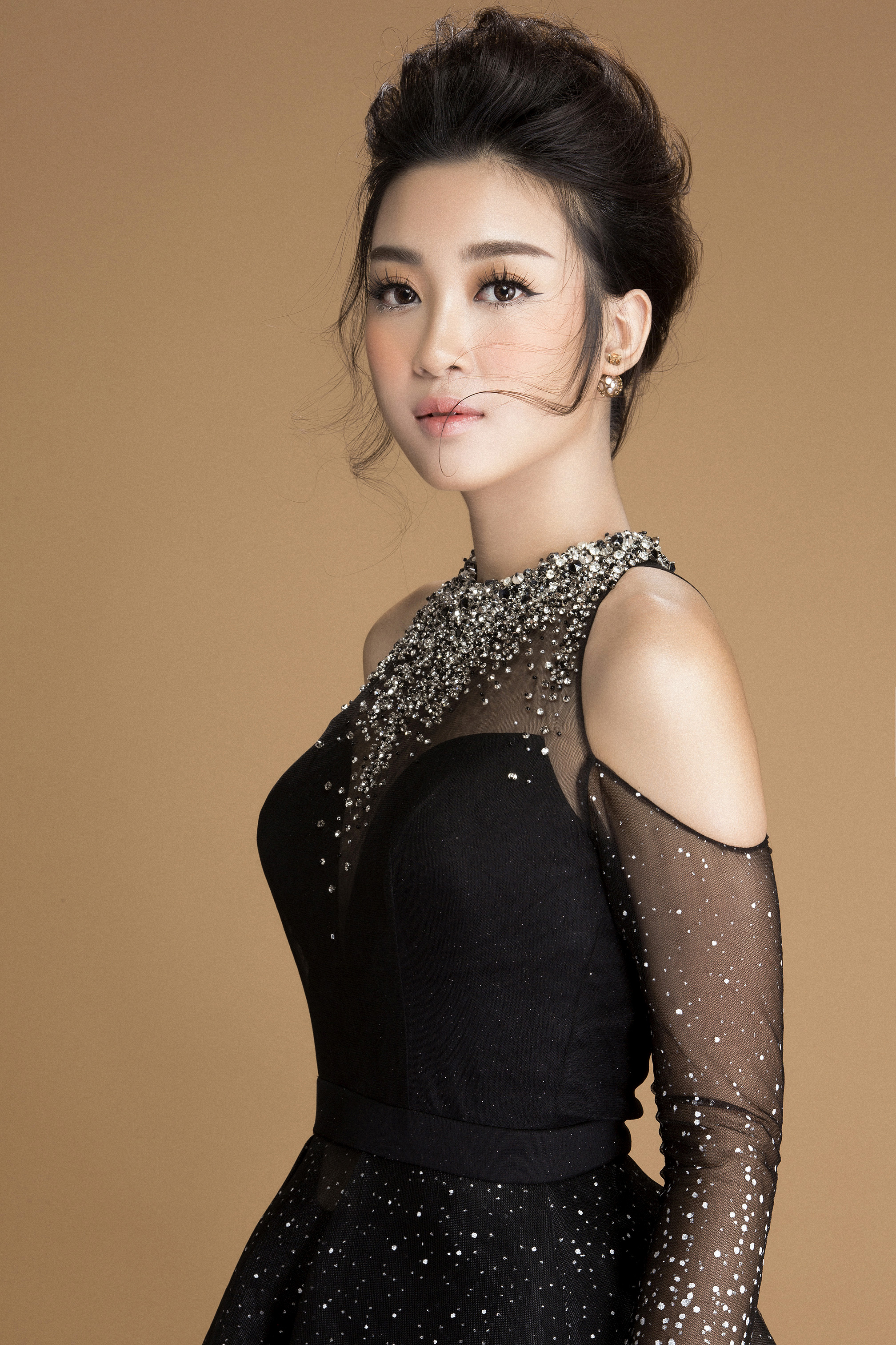 Hoa hậu Đỗ Mỹ Linh khoe vai trần gợi cảm trong bộ ảnh mới 3 Hoa hậu Đỗ Mỹ Linh khoe vai trần gợi cảm trong bộ ảnh mới 3