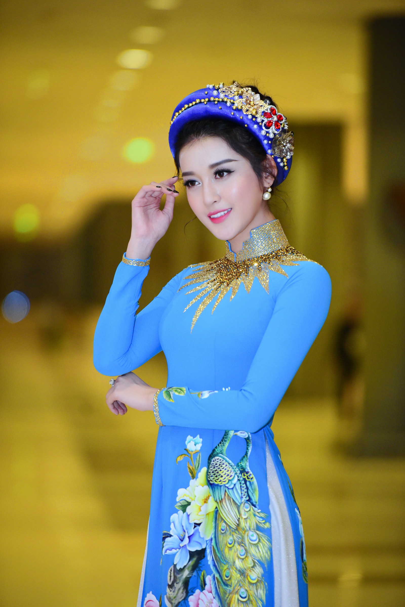 Á hậu Huyền My vẫn tất bật đi làm trong ngày sinh nhật 1 Á hậu Huyền My vẫn tất bật đi làm trong ngày sinh nhật 1