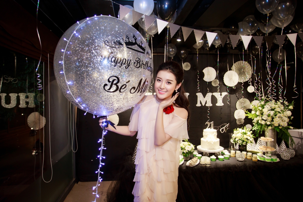 Á hậu Huyền My vẫn tất bật đi làm trong ngày sinh nhật 3 Á hậu Huyền My vẫn tất bật đi làm trong ngày sinh nhật 3