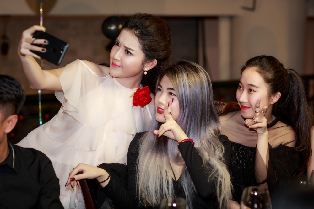 Á hậu Huyền My vẫn tất bật đi làm trong ngày sinh nhật 8 Á hậu Huyền My vẫn tất bật đi làm trong ngày sinh nhật 8