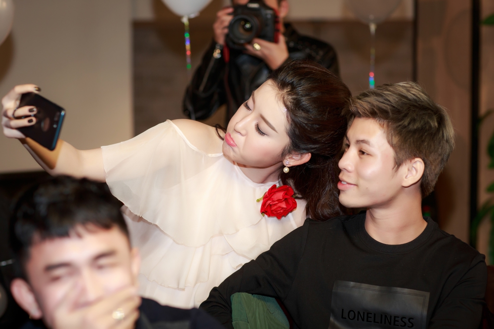 Á hậu Huyền My vẫn tất bật đi làm trong ngày sinh nhật 7 Á hậu Huyền My vẫn tất bật đi làm trong ngày sinh nhật 7