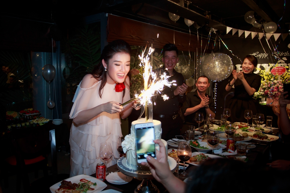 Á hậu Huyền My vẫn tất bật đi làm trong ngày sinh nhật 11 Á hậu Huyền My vẫn tất bật đi làm trong ngày sinh nhật 11