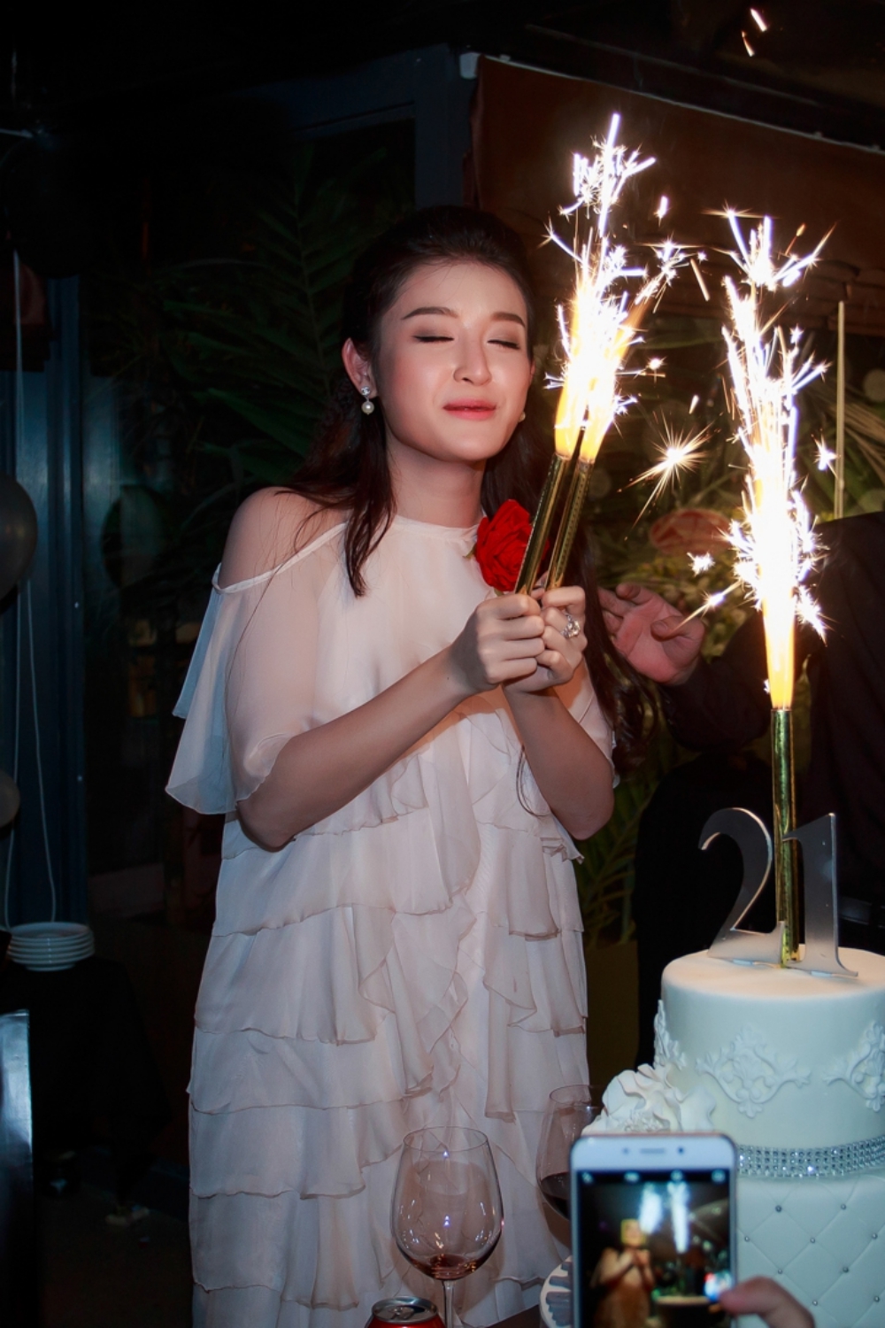 Á hậu Huyền My vẫn tất bật đi làm trong ngày sinh nhật 10 Á hậu Huyền My vẫn tất bật đi làm trong ngày sinh nhật 10