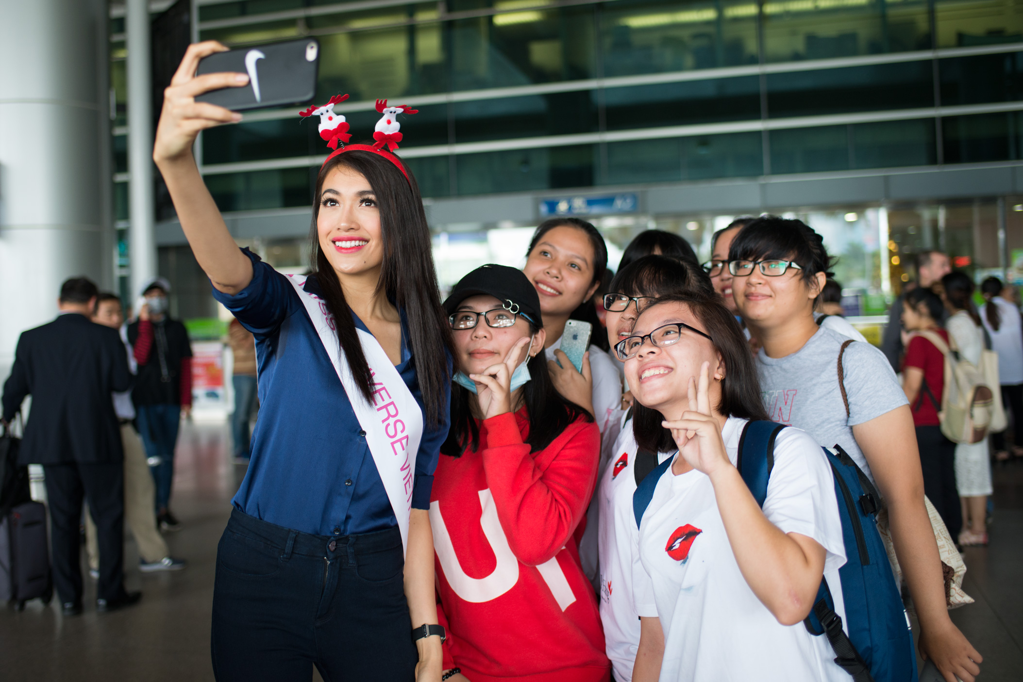Á hậu Lệ Hằng ôm fan thắm thiết tại sân bay 9 Á hậu Lệ Hằng ôm fan thắm thiết tại sân bay 9