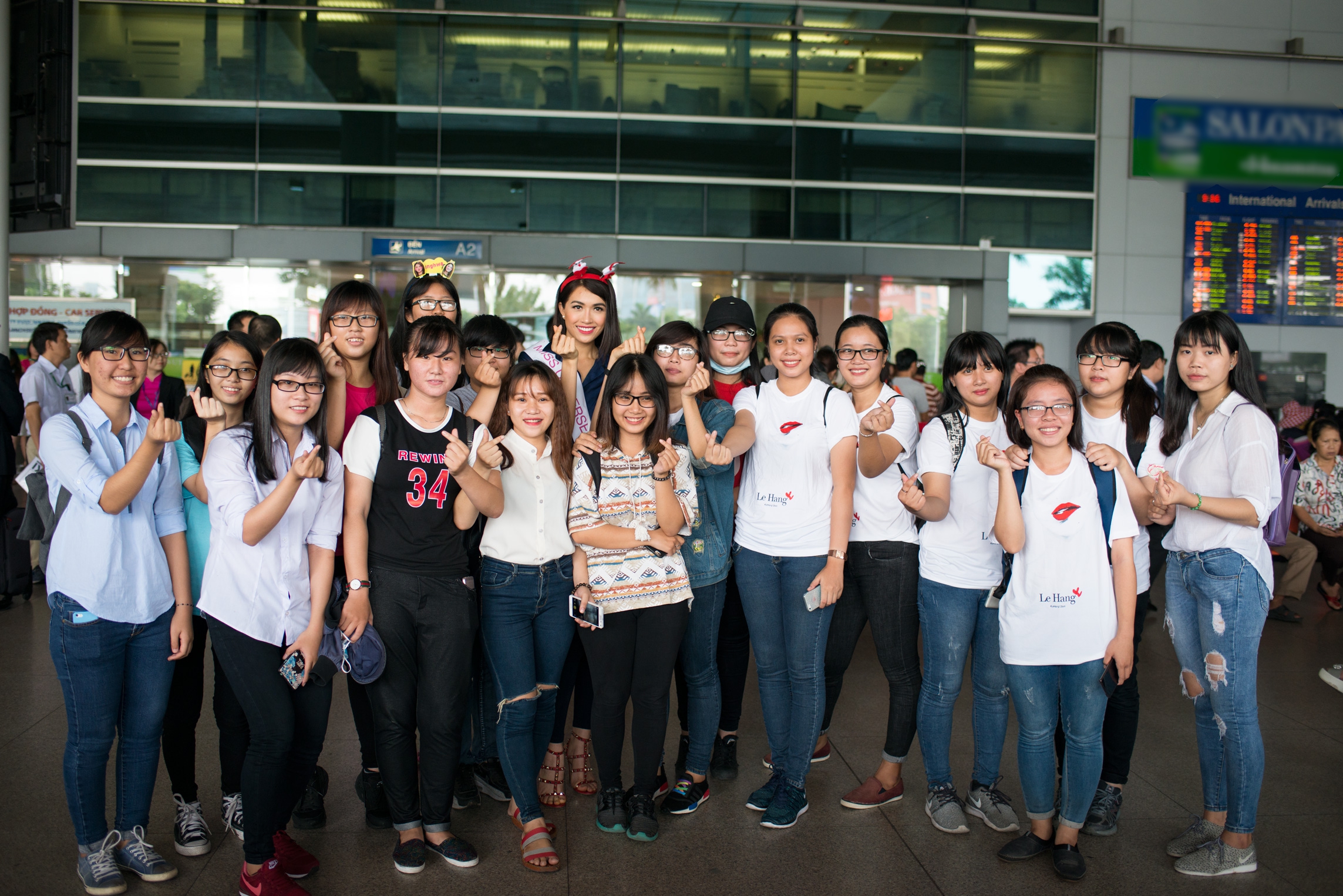 Á hậu Lệ Hằng ôm fan thắm thiết tại sân bay 2 Á hậu Lệ Hằng ôm fan thắm thiết tại sân bay 2