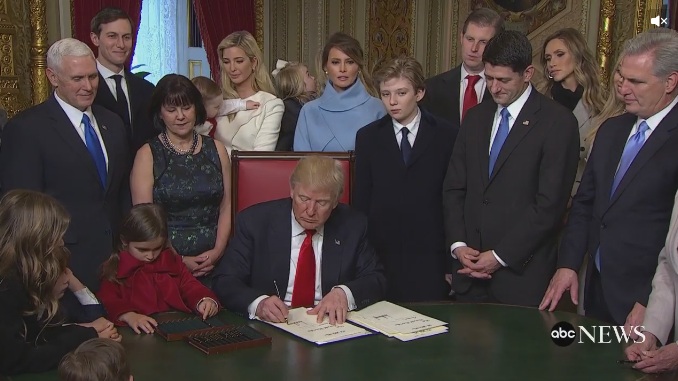 Tổng thống Trump ký 3 văn bản đầu tiên ngay sau khi nhậm chức 1