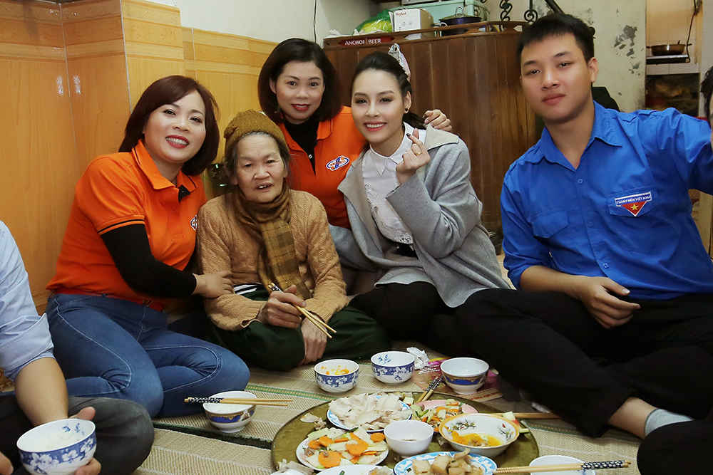 Hoa hậu biển Thùy Trang mang bữa ăn ấm áp đến với nữ cựu thanh niên xung phong 7 Hoa hậu biển Thùy Trang mang bữa ăn ấm áp đến với nữ cựu thanh niên xung phong 7