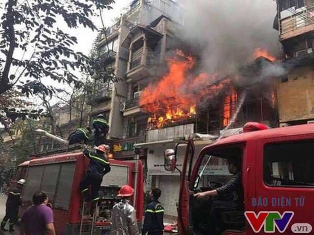 Cháy lớn trên phố Bát Đàn, cụ bà 81 tuổi tử vong