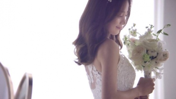 Kim Tae Hee gây sốt khi khoác váy cô dâu 2 Kim Tae Hee gây sốt khi khoác váy cô dâu 2