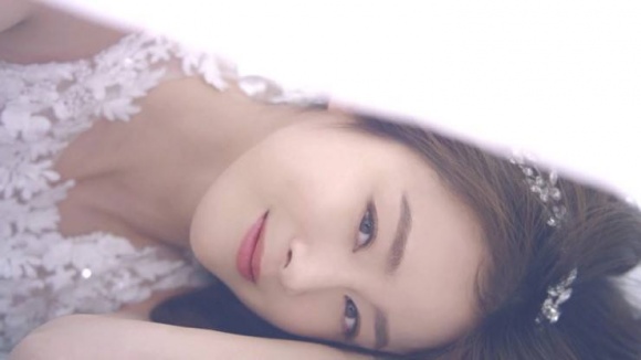 Kim Tae Hee gây sốt khi khoác váy cô dâu 5 Kim Tae Hee gây sốt khi khoác váy cô dâu 5
