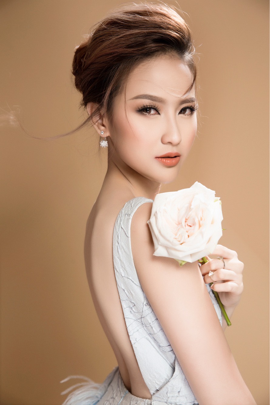 Hoa khôi Khánh Ngân đẹp ngây ngất với váy áo công chúa 4 Hoa khôi Khánh Ngân đẹp ngây ngất với váy áo công chúa 4