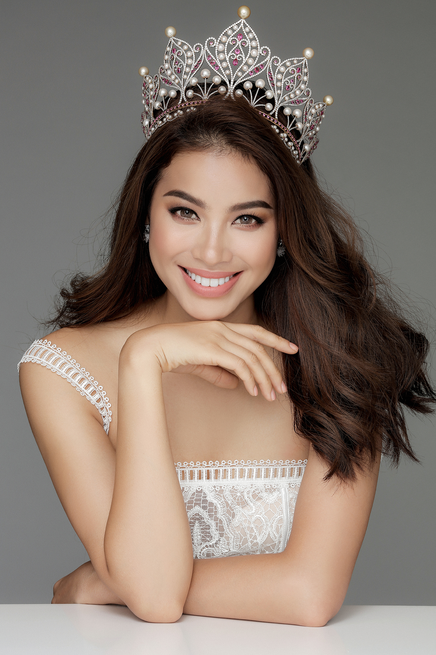 Hoa hậu Phạm Hương Showbiz chỉ là cuộc dạo chơi hào nhoáng - Tinmoi