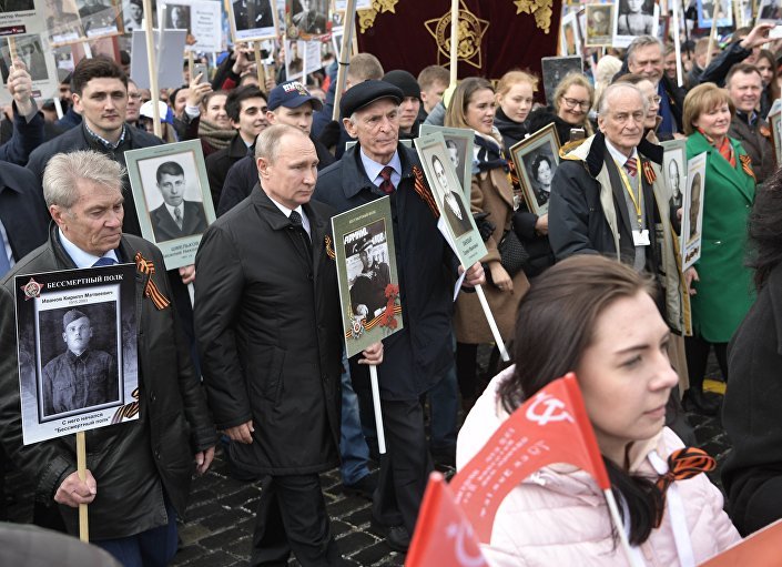 Putin cầm ảnh cha dẫn đầu diễu hành 'Trung đoàn bất tử' 3