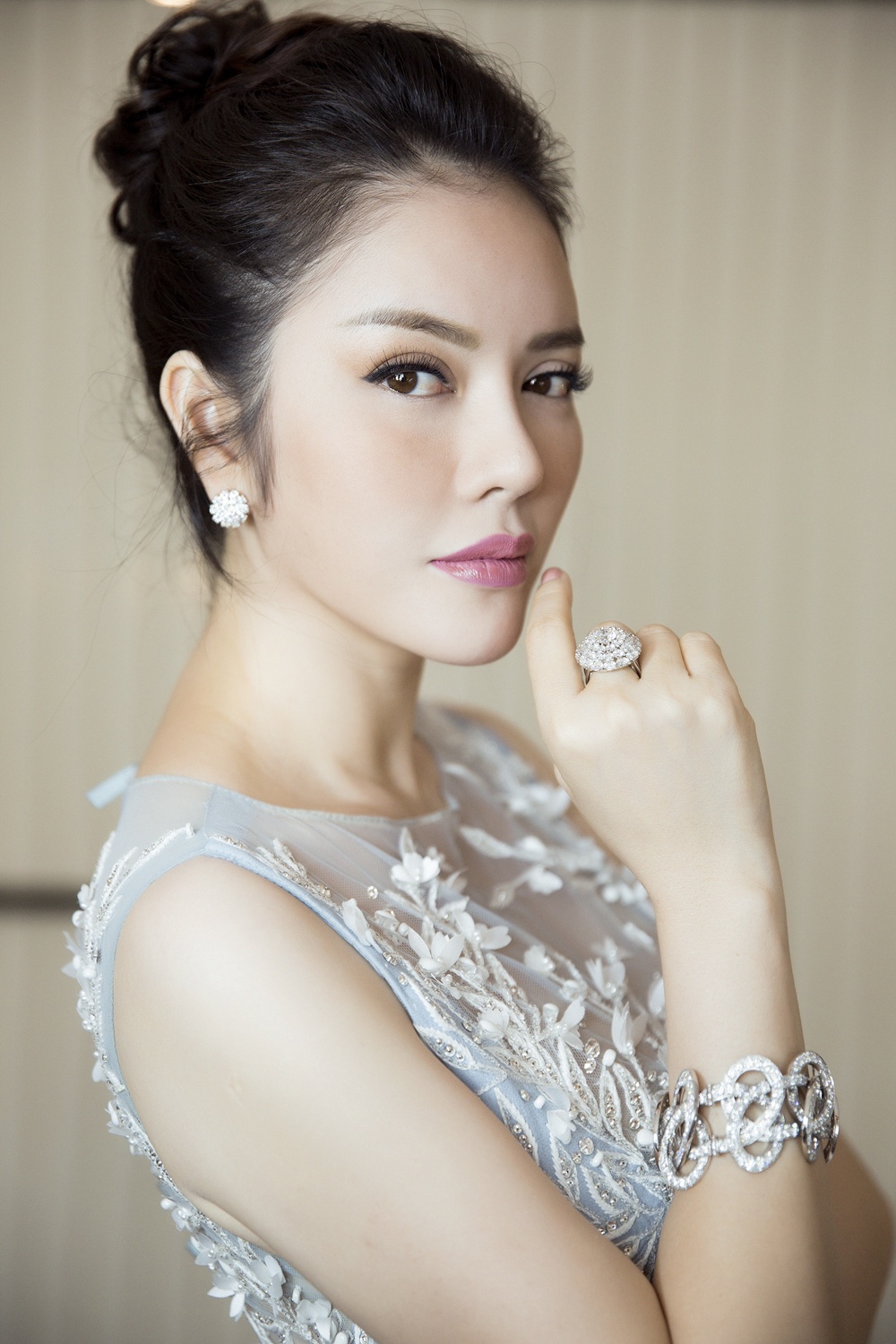 Lý Nhã Kỳ diện cây hàng hiệu 4 tỷ kiêu sa trên thảm đỏ LHP Cannes ngày 2 8 Lý Nhã Kỳ diện cây hàng hiệu 4 tỷ kiêu sa trên thảm đỏ LHP Cannes ngày 2 8