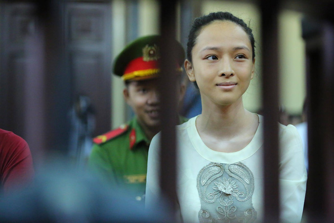 Hoa hậu Trương Hồ Phương Nga cười tươi khi được dẫn đến phiên tòa -  Tinmoi.vn