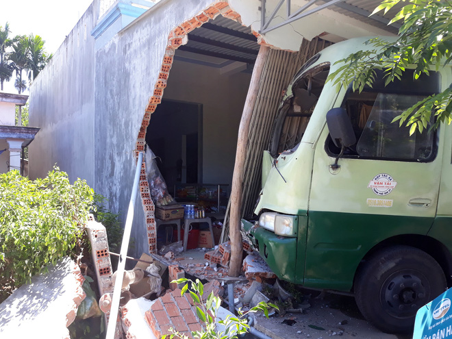 Xe buýt đâm sập nhà dân sau cú tông của xe tải, nhiều người la hét hoảng loạn - Ảnh 2.
