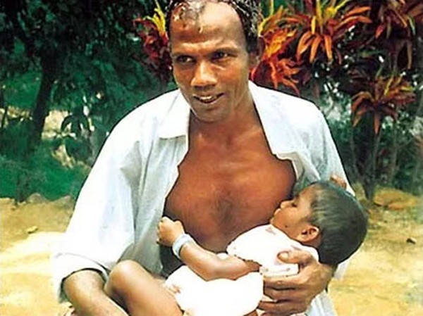 Không chỉ mẹ mới có thể cho con bú, thế giới có những người cha nuôi con bằng sữa... bố như thế này - Ảnh 2.