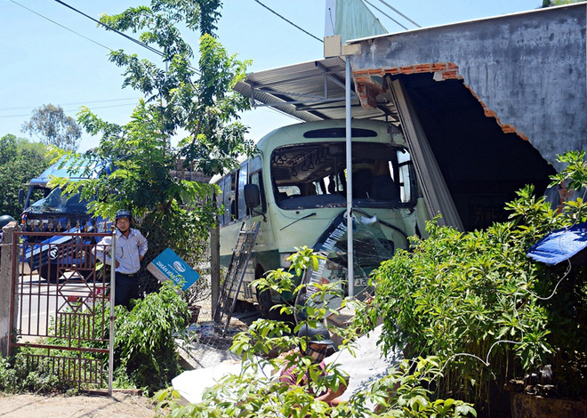 Xe buýt đâm sập nhà dân sau cú tông của xe tải, nhiều người la hét hoảng loạn - Ảnh 1.