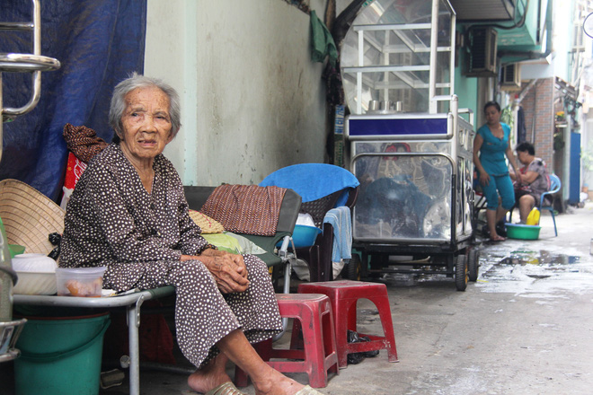 Chuyện đời bà cụ đi ở đợ 60 năm, có chồng con nhưng tuổi già đơn độc, sống nhờ người dưng trong hẻm nhỏ - Ảnh 10.