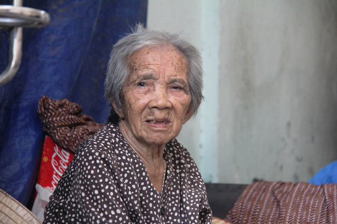 Chuyện đời bà cụ đi ở đợ 60 năm, có chồng con nhưng tuổi già đơn độc, sống nhờ người dưng trong hẻm nhỏ - Ảnh 2.