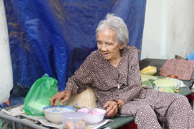 Chuyện đời bà cụ đi ở đợ 60 năm, có chồng con nhưng tuổi già đơn độc, sống nhờ người dưng trong hẻm nhỏ - Ảnh 3.