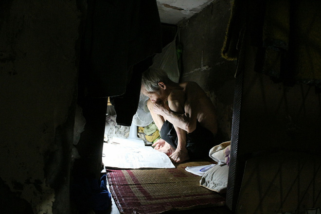 Cuộc sống bí bách và giấc ngủ nằm nghiêng suốt 20 năm trong căn nhà 2m2 ở Hà Nội - Ảnh 1.