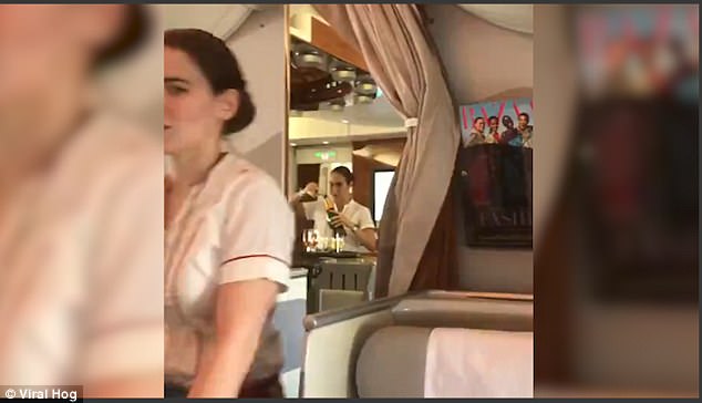 Nữ tiếp viên hàng không hãng Emirates bị bắt gặp rót rượu vang còn thừa ngược vào chai trên khoang VIP - Ảnh 2.