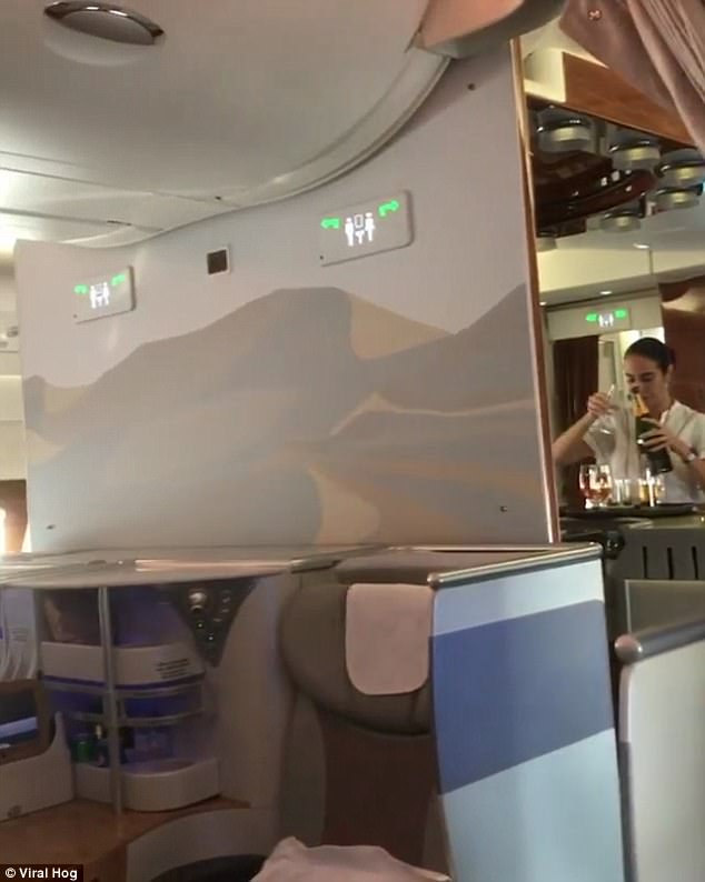 Nữ tiếp viên hàng không hãng Emirates bị bắt gặp rót rượu vang còn thừa ngược vào chai trên khoang VIP - Ảnh 4.