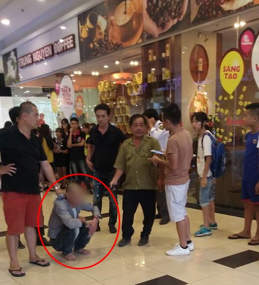 Xôn xao clip bảo vệ siêu thị ở quận Long Biên bị người dân bắt giữ vì nghi dâm ô trẻ em - Ảnh 1.