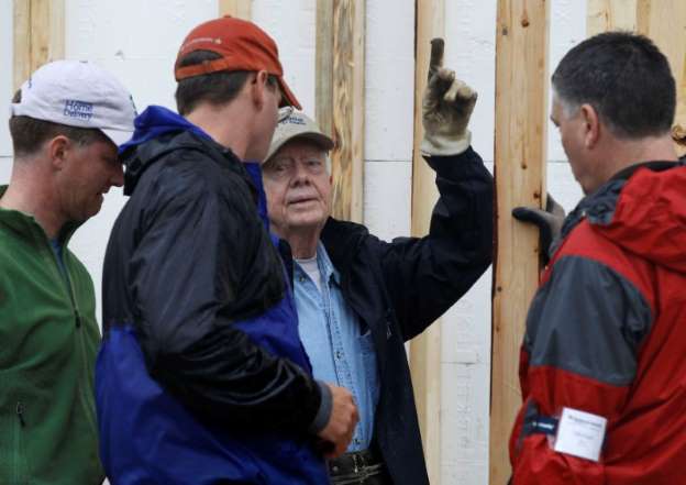 Dù phải nhập viện vì ngã quỵ dưới nắng nóng, cựu tổng thống Mỹ 92 tuổi vẫn quay lại xây nhà cho người nghèo - Ảnh 2.