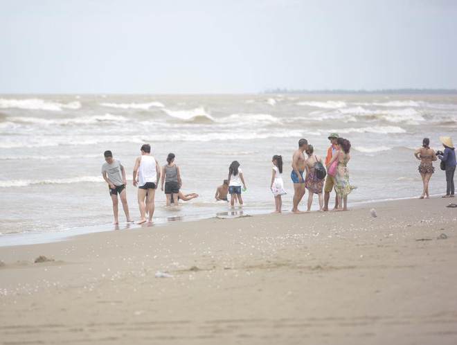 Chùm ảnh: Bất chấp sóng to gió lớn sau bão số 2, nhiều gia đình vẫn đưa trẻ em ra tắm biển Cửa Lò - Ảnh 2.