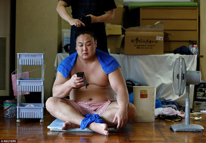 Vén màn cuộc sống của các đấu sĩ sumo tinh nhuệ tại Nhật Bản: Nạp 8.000 calo/ngày, phải thở bằng máy oxy khi ngủ - Ảnh 8.