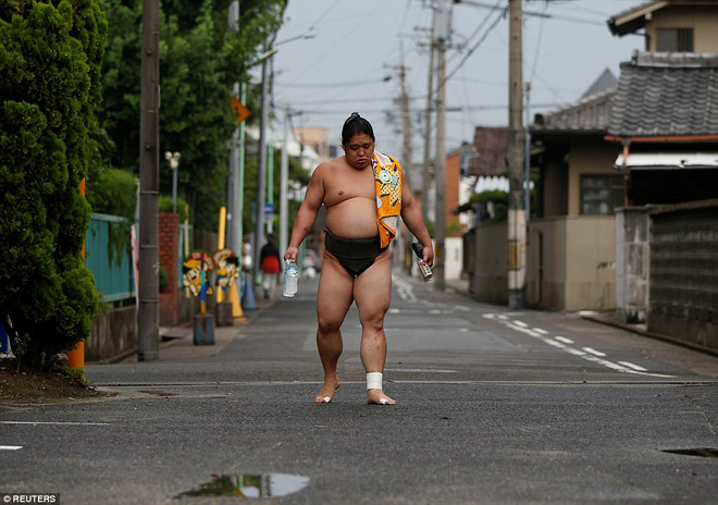 Vén màn cuộc sống của các đấu sĩ sumo tinh nhuệ tại Nhật Bản: Nạp 8.000 calo/ngày, phải thở bằng máy oxy khi ngủ - Ảnh 12.