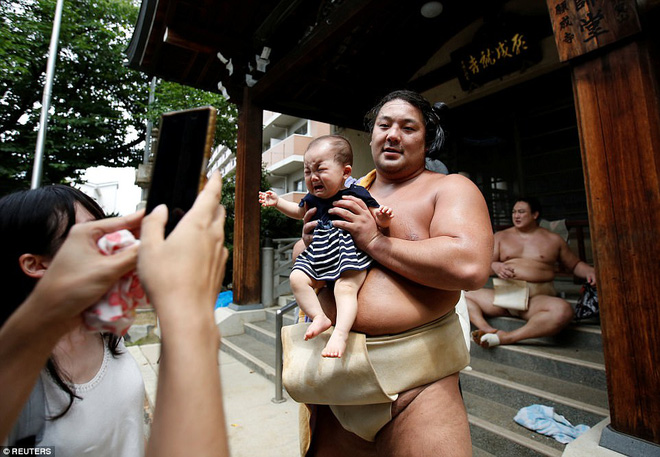 Vén màn cuộc sống của các đấu sĩ sumo tinh nhuệ tại Nhật Bản: Nạp 8.000 calo/ngày, phải thở bằng máy oxy khi ngủ - Ảnh 13.