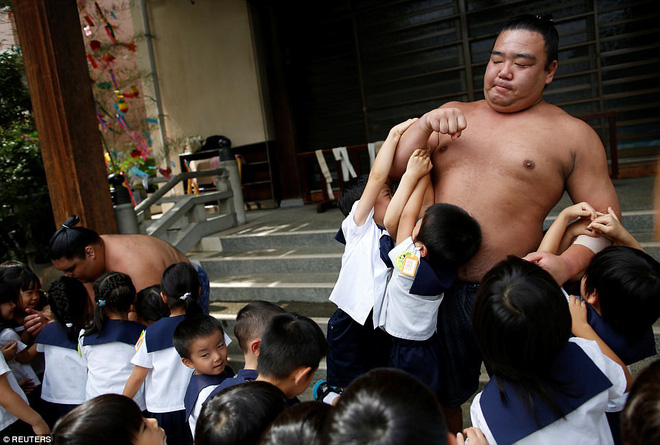 Vén màn cuộc sống của các đấu sĩ sumo tinh nhuệ tại Nhật Bản: Nạp 8.000 calo/ngày, phải thở bằng máy oxy khi ngủ - Ảnh 14.