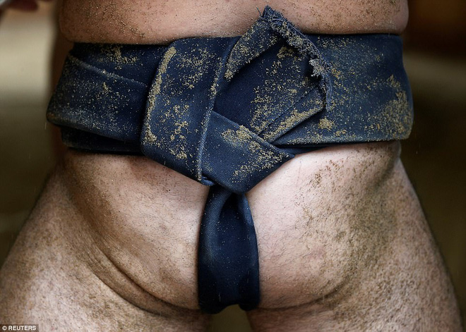 Vén màn cuộc sống của các đấu sĩ sumo tinh nhuệ tại Nhật Bản: Nạp 8.000 calo/ngày, phải thở bằng máy oxy khi ngủ - Ảnh 3.