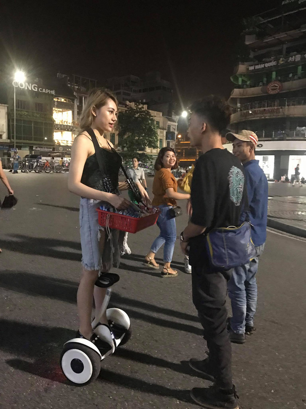 Chuyện ít người biết về cô gái ăn mặc sành điệu bán kẹo cao su trên phố đi bộ Hà Nội - Ảnh 1.