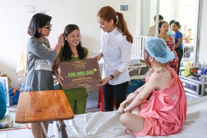 Mẹ nữ sinh bị tạt axit tố Trương Ngọc Ánh quỵt 300 triệu tiền từ thiện: Người trong cuộc lên tiếng - Ảnh 2.