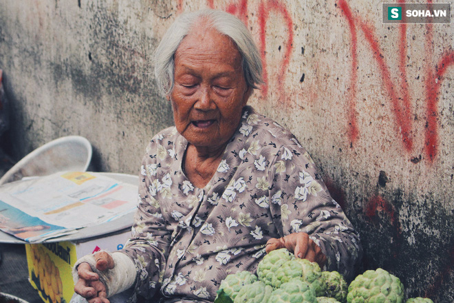 Xót xa cụ bà 86 tuổi ngày ngày vượt gần 120km đi bán hoa quả giữa Sài Gòn nuôi con bị bệnh - Ảnh 2.