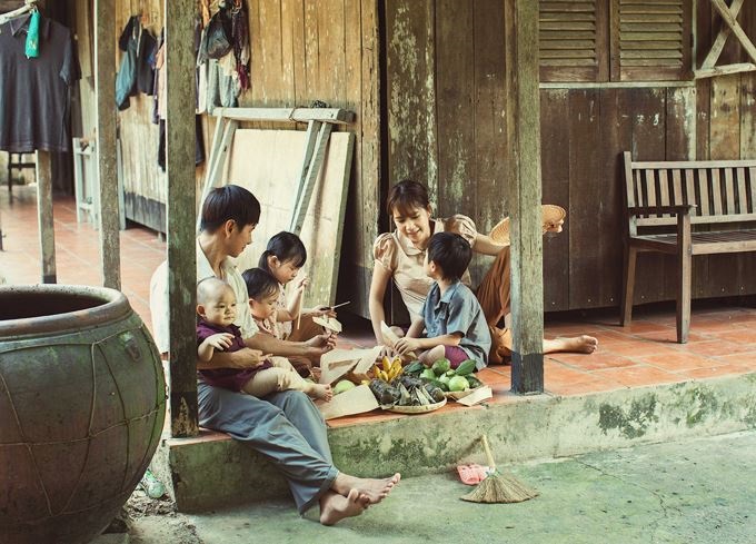 Một bức ảnh gia đình nghèo có thể mang đến cho chúng ta niềm hạnh phúc đơn giản nhưng chân thành. Hãy xem và cảm nhận họ sống hạnh phúc và tâm hồn an yên trong từng khoảnh khắc.
