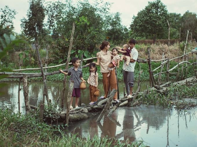 Gia đình nghèo có nhau cũng có niềm vui, yêu thương và sự quan tâm chân thành. Họ dựa vào nhau để cùng vượt qua khó khăn trong cuộc sống, tạo ra những khoảnh khắc cảm động và đáng quý giá. Hãy chia sẻ niềm hi vọng cùng với bức ảnh này.